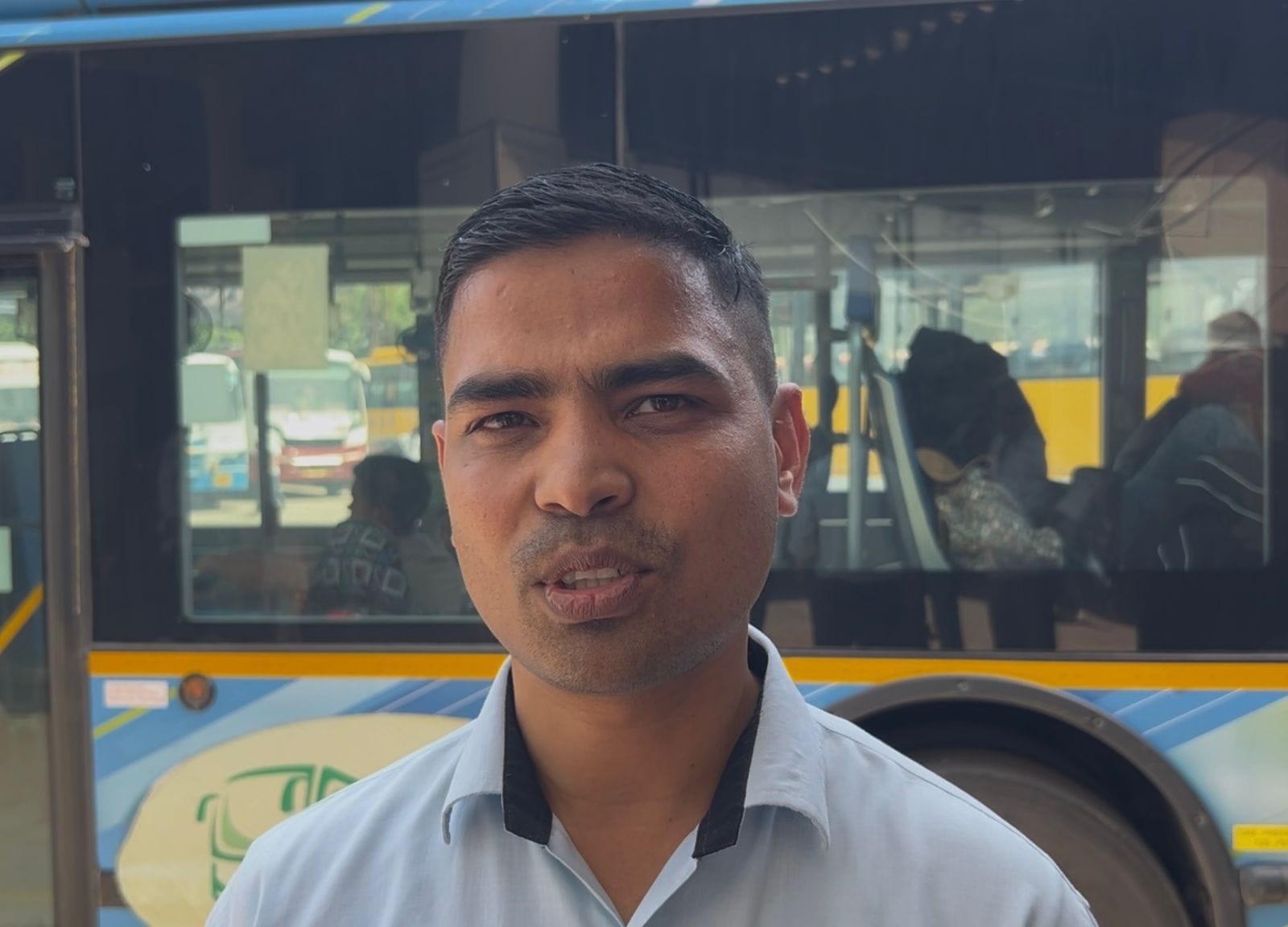 3-रोहतक बस स्टैंड पर डीटीसी की इलेक्ट्रिक बस में सवार होते यात्री। संवाद