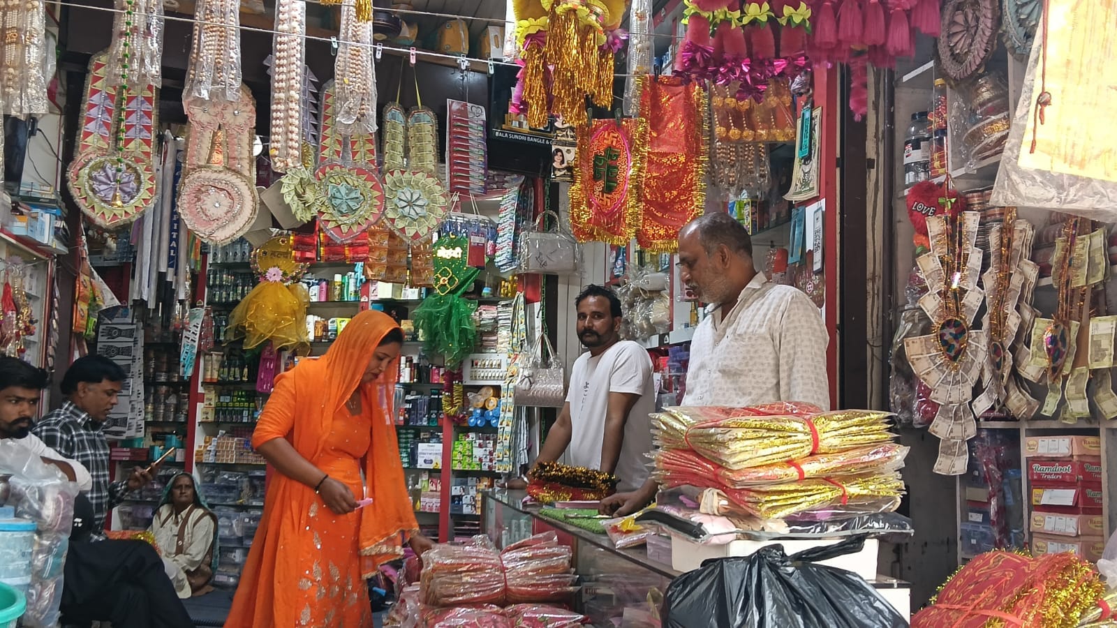 अक्षय तृतीया के लिए सजाया गया कैथल का बड़ी देवी मंदिर। अक्षय तृतीया के लिए सजाया गया कैथल का बड़ी देवी मंदिर।