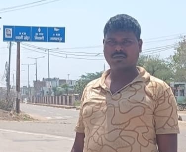 बांकेगंज-गोला मार्ग पर गश्त करते पुलिस कर्मी। संवाद