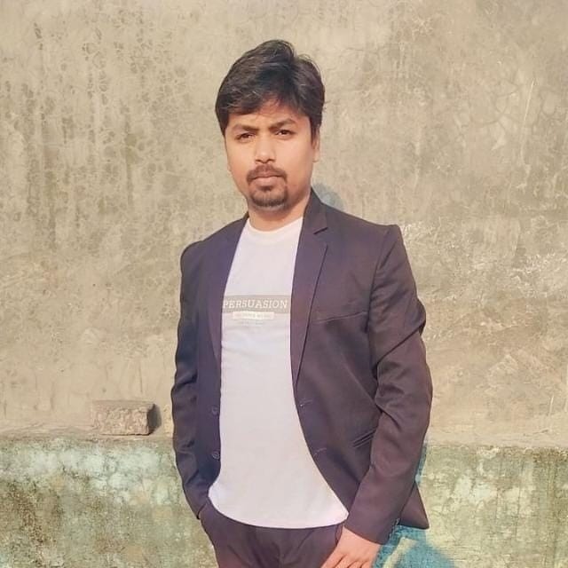 बांकेगंज में लोगों को हिदायत देती पुलिस। स्त्रोत- पुलिस विभाग।
