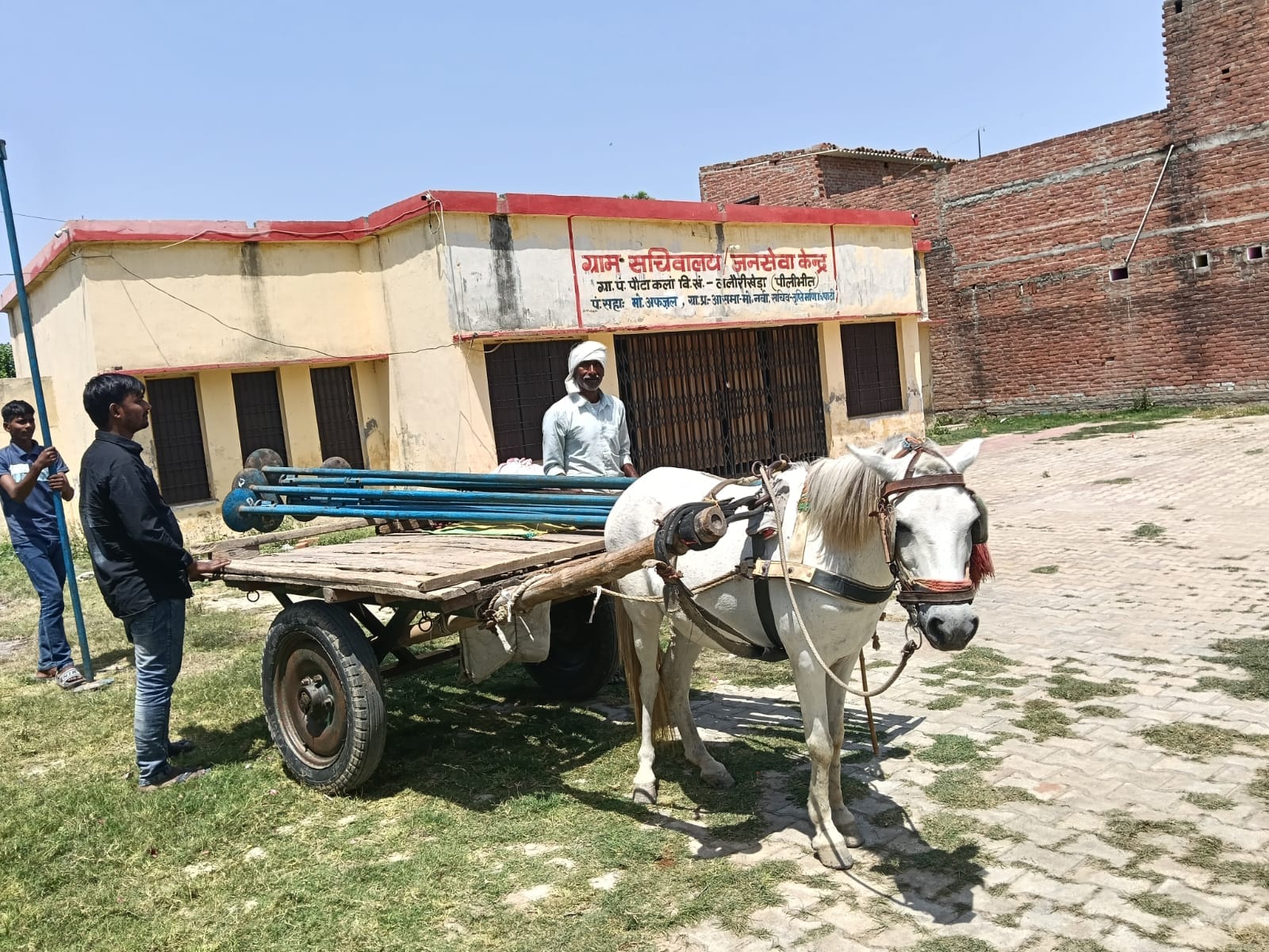 बिलसंडा ब्लॉक के गांव अकोड़ा में बंद पड़ा सचिवालय। संवाद