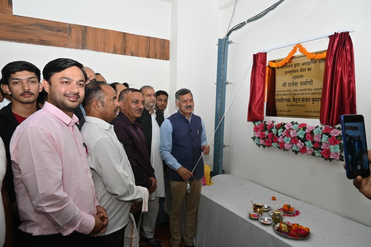 बंदला कॉलेज में कार्यक्रम के दौरान लैब का निरीक्षण करते मंत्री राजेश धर्माणी व अन्य। स्रोत: डीप बंदला कॉलेज में कार्यक्रम के दौरान लैब का निरीक्षण करते मंत्री राजेश धर्माणी व अन्य। स्रोत: डीप