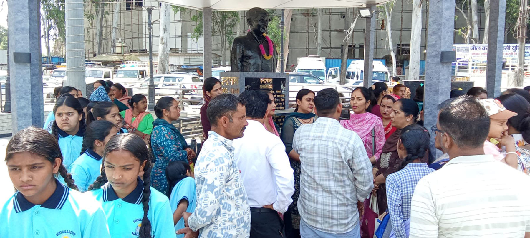 एसडीएम  नादौन निशांत शर्मा को ज्ञापन सौंपते अभिभावक। संवाद