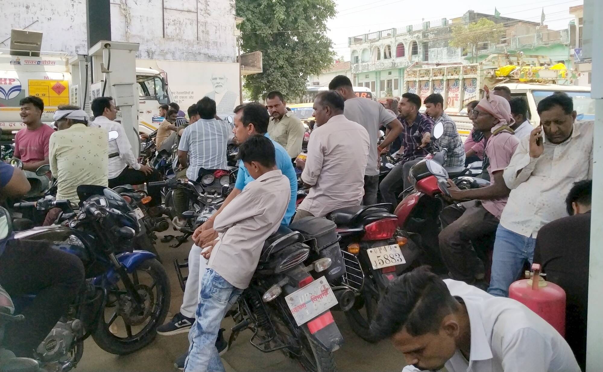 फोटो-12-बलरामपुर के गोंडा रोड पर स्थित पेट्रोल पंप पर डीजल लेने के लिए लगी उपभोक्ताओं की लाइन 