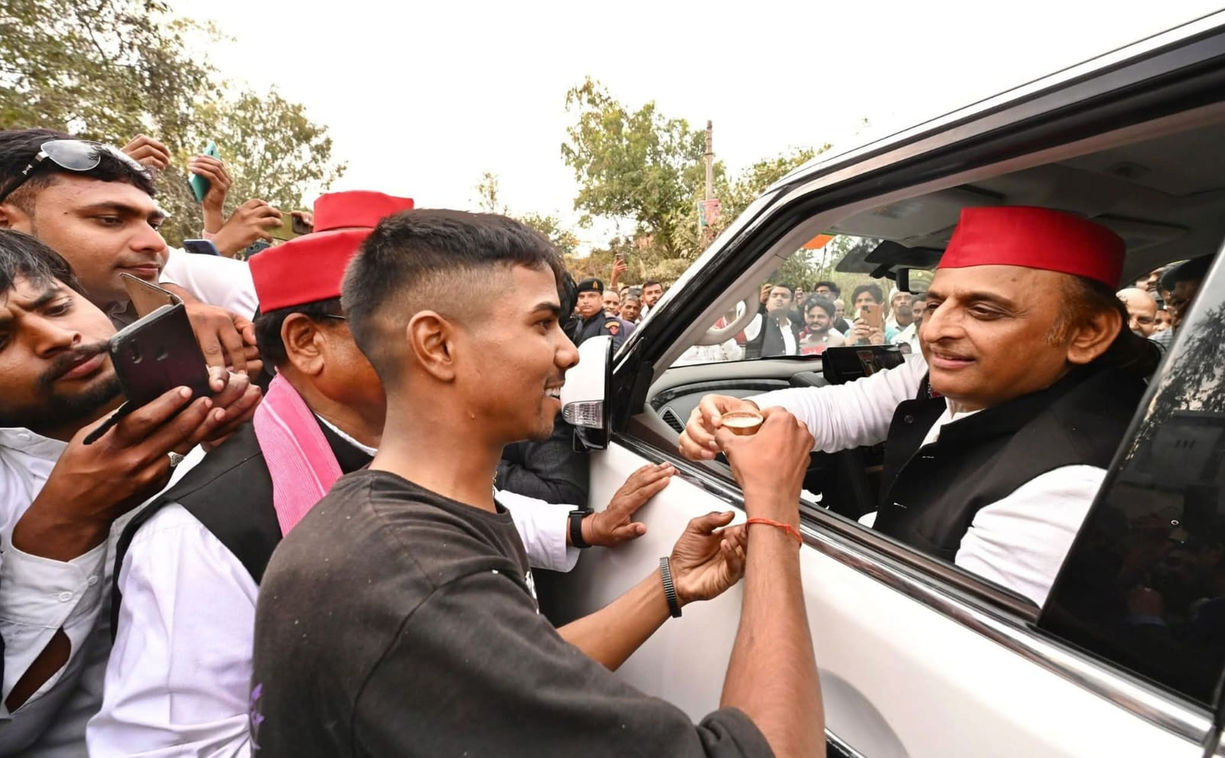 फोटो-16-अखिलेश यादव को चाय पिलाने की फोटो वायरल। वीडियो ग्रैब फोटो-16-अखिलेश यादव को चाय पिलाने की फोटो वायरल। वीडियो ग्रैब