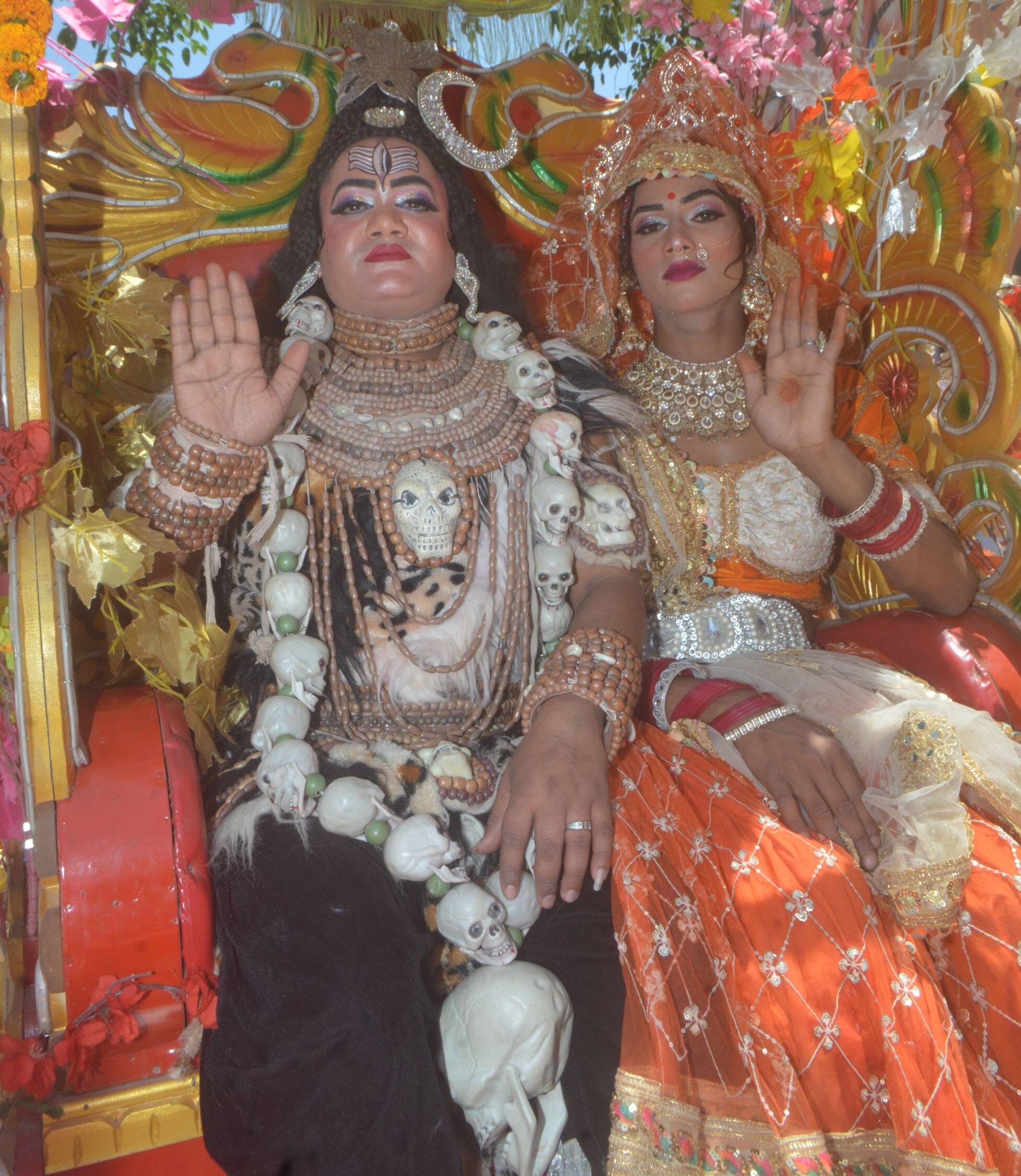 फोटो 18: कांग्रेस कार्यालय पर भगवान परशुराम के चित्र पर पुष्पांजलि अर्पित पदाधिकारी-कार्यकर्ता