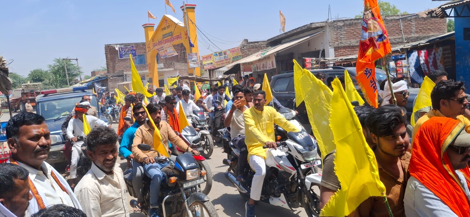 फोटो 18: कांग्रेस कार्यालय पर भगवान परशुराम के चित्र पर पुष्पांजलि अर्पित पदाधिकारी-कार्यकर्ता