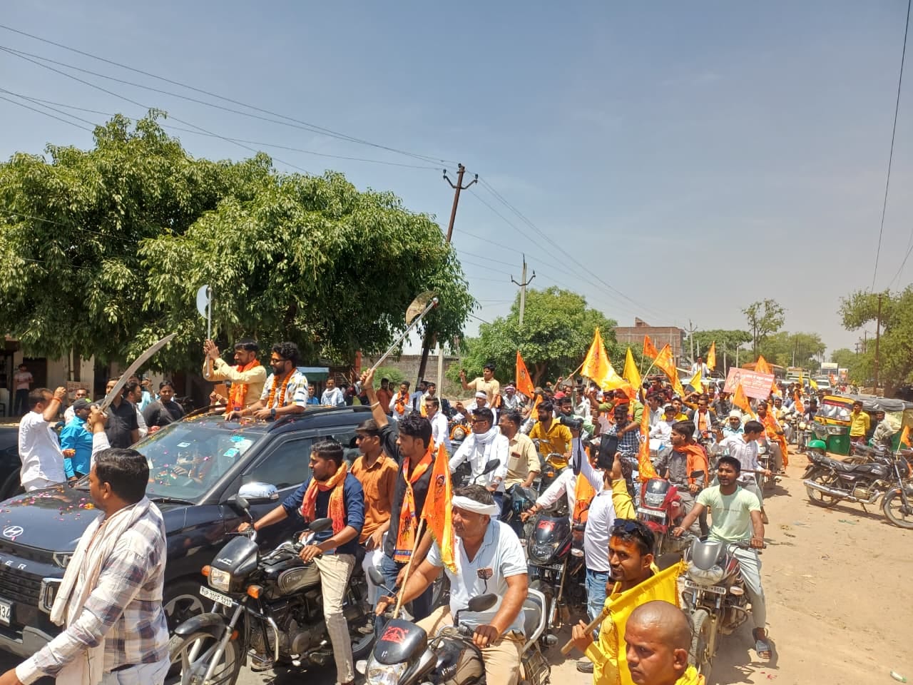 फोटो 18: कांग्रेस कार्यालय पर भगवान परशुराम के चित्र पर पुष्पांजलि अर्पित पदाधिकारी-कार्यकर्ता