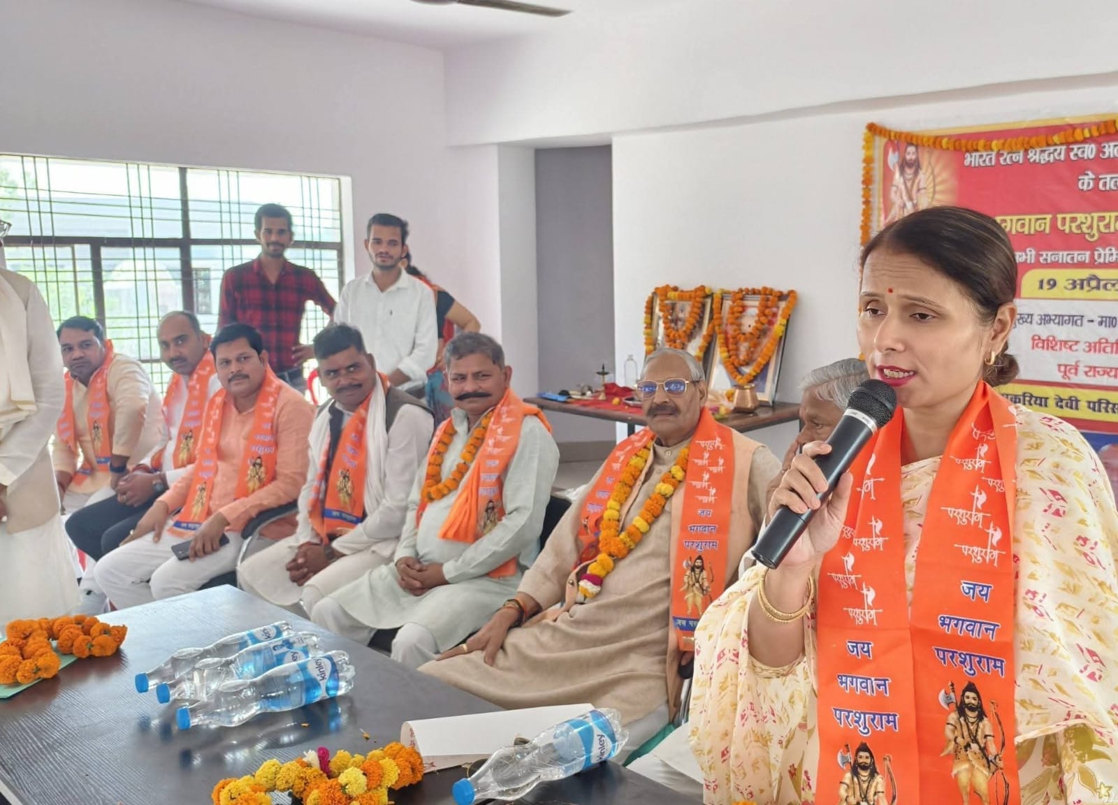 फोटो 18: कांग्रेस कार्यालय पर भगवान परशुराम के चित्र पर पुष्पांजलि अर्पित पदाधिकारी-कार्यकर्ता