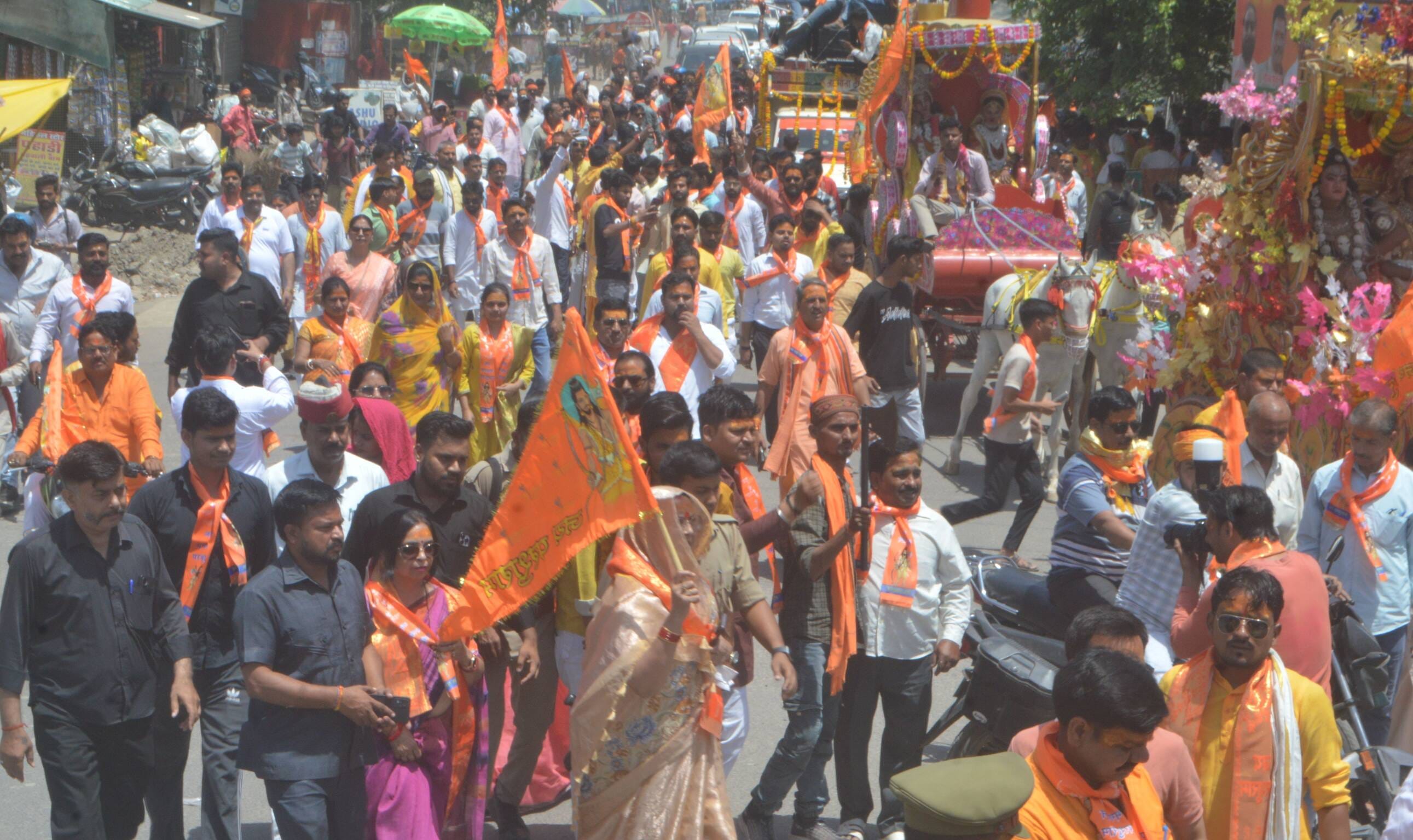 फोटो 18: कांग्रेस कार्यालय पर भगवान परशुराम के चित्र पर पुष्पांजलि अर्पित पदाधिकारी-कार्यकर्ता