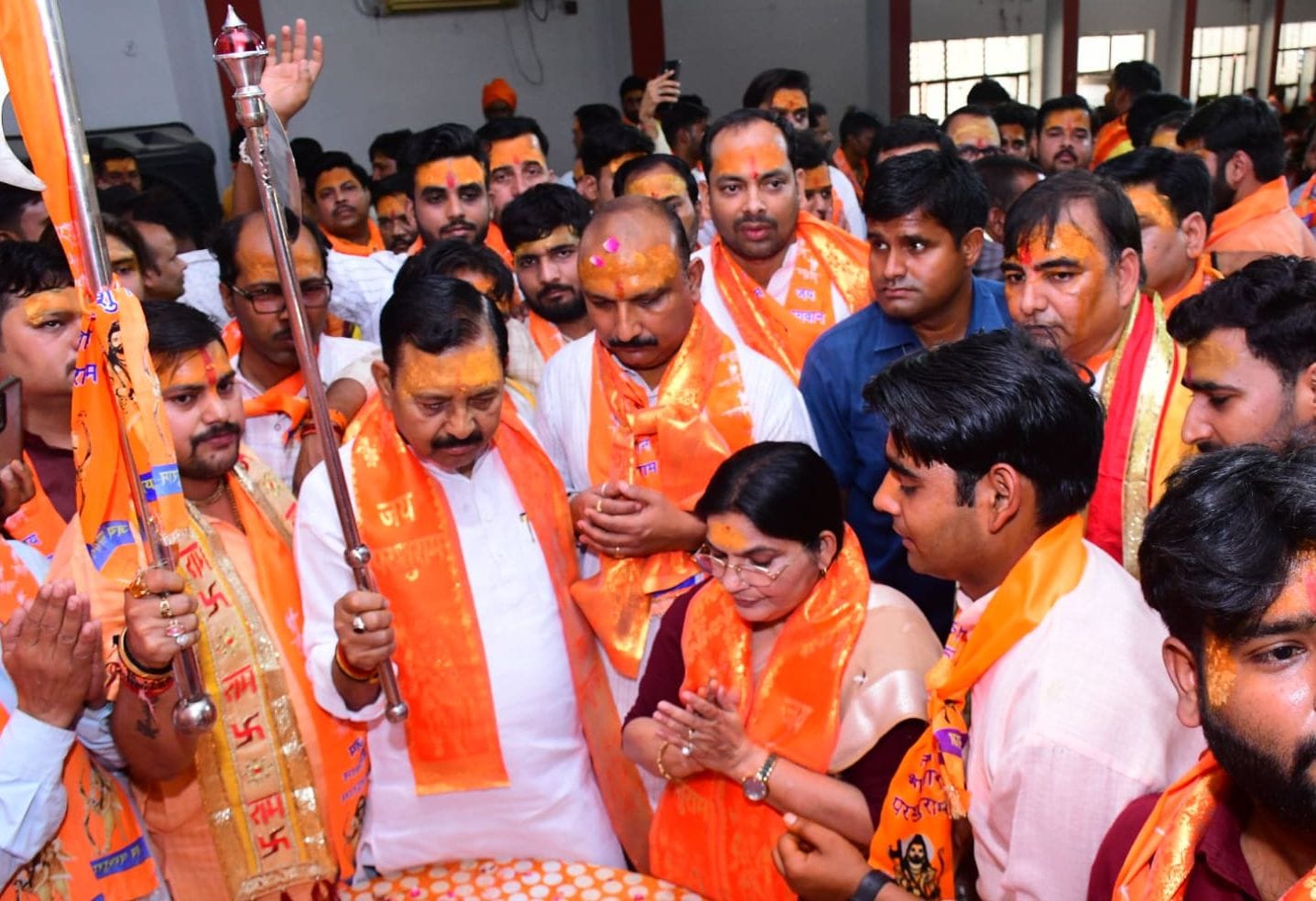 फोटो 18: कांग्रेस कार्यालय पर भगवान परशुराम के चित्र पर पुष्पांजलि अर्पित पदाधिकारी-कार्यकर्ता