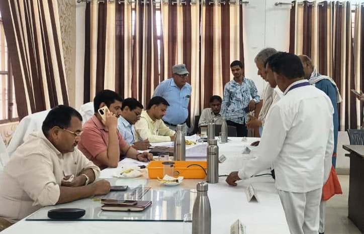 फोटो-21- शिकायतें सुुनते डीएम व एसपी।संवाद फोटो-21- शिकायतें सुुनते डीएम व एसपी।संवाद