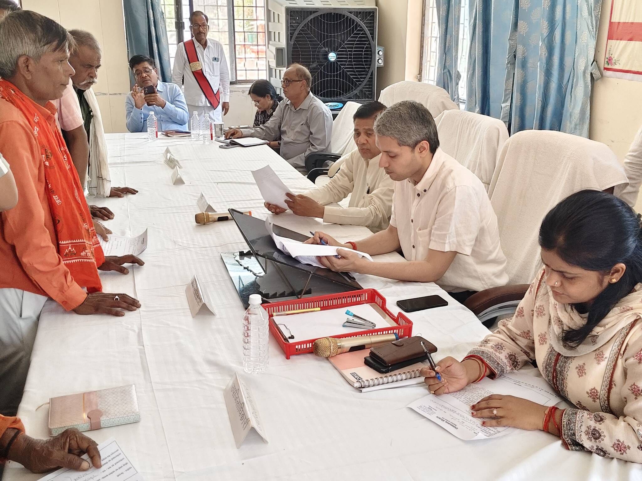 फोटो-25-संपूर्ण समाधान दिवस में शिकायतें सुनते डीएम और जहानाबाद विधायक। संवाद फोटो-25-संपूर्ण समाधान दिवस में शिकायतें सुनते डीएम और जहानाबाद विधायक। संवाद