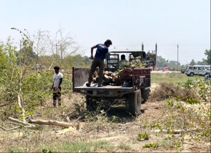 फोटो 26: अधिकारियों के साथ तैयारियों पर चर्चा करते डीएम अनुनय झा (दाएं) व अन्य। संवाद