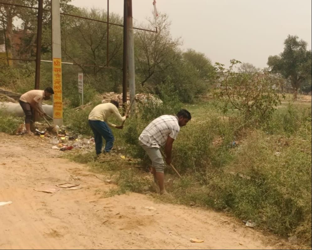 फोटो 26: अधिकारियों के साथ तैयारियों पर चर्चा करते डीएम अनुनय झा (दाएं) व अन्य। संवाद