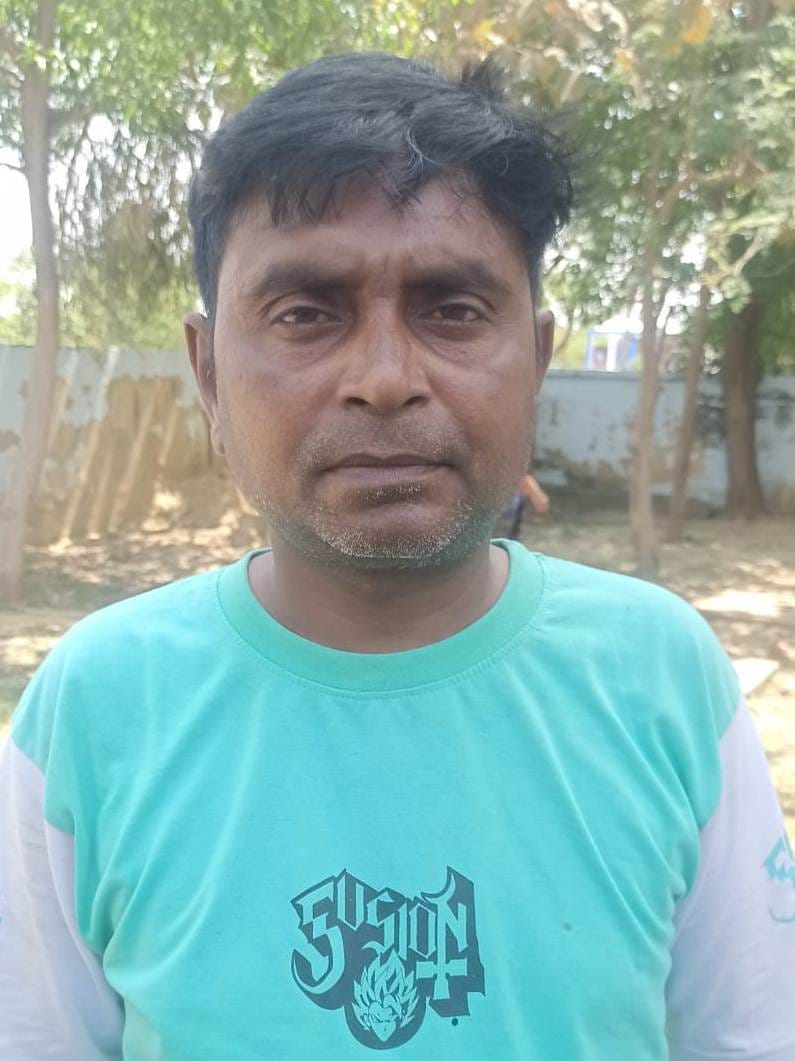 फोटो-6- पानी की टंकी के नीचे हंगामा काटते ग्रामीण। संवाद फोटो-6- पानी की टंकी के नीचे हंगामा काटते ग्रामीण। संवाद
