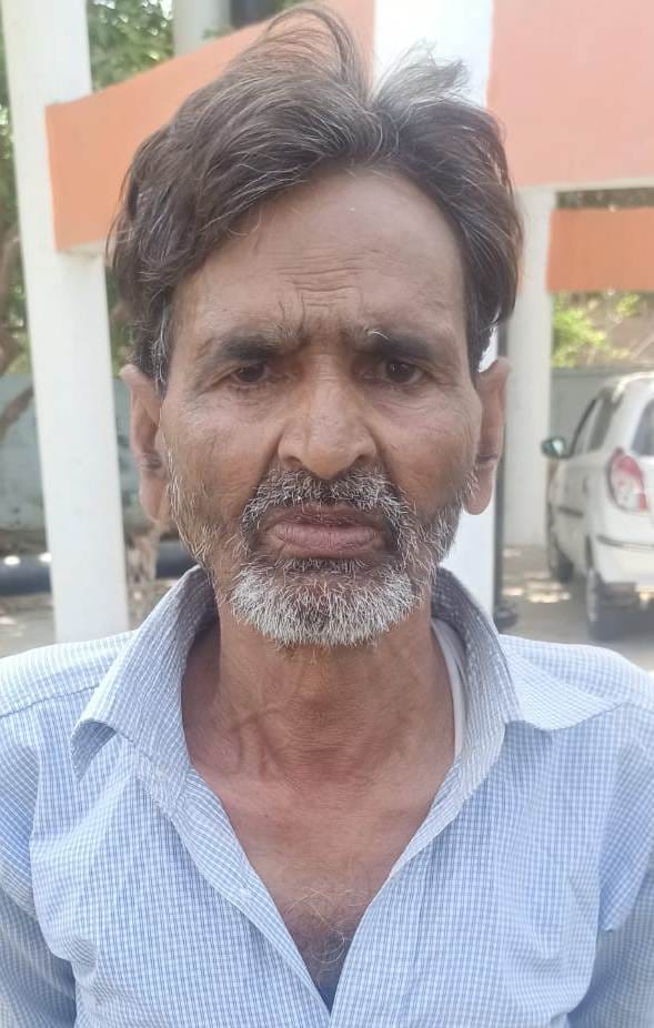फोटो-6- पानी की टंकी के नीचे हंगामा काटते ग्रामीण। संवाद फोटो-6- पानी की टंकी के नीचे हंगामा काटते ग्रामीण। संवाद