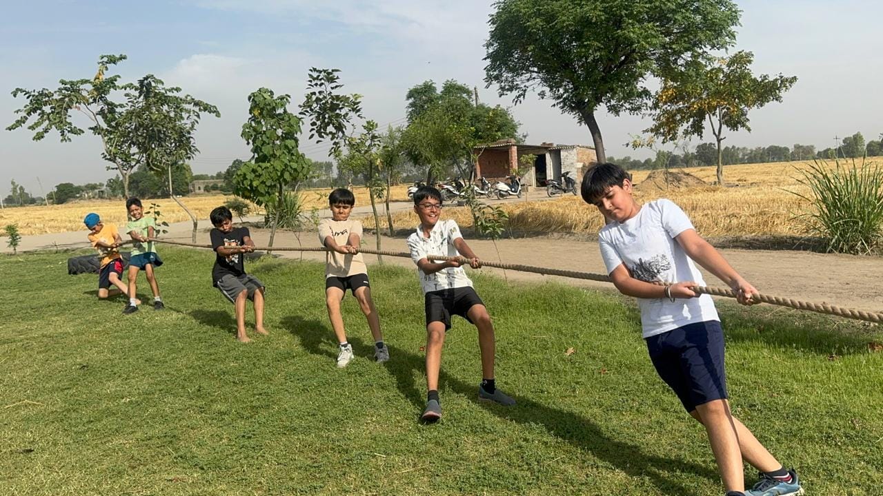 गुमटसर स्पोर्ट्स टैलेंट लाइव ट्रस्ट द्वारा खेल प्रतियोगिता में भाग लेते हुए खिलाड़ी :संवाद