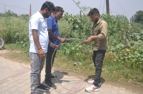 गांव दतियाना के जंगल में आंधी के दौरान खेत में गिरा बिजली का खंभा। संवाद