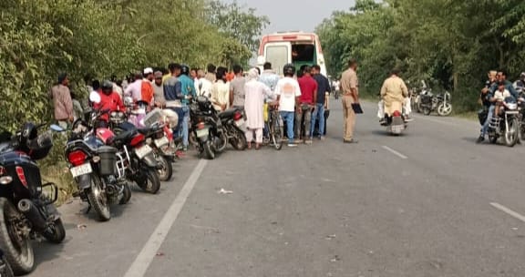 हादसे के बाद सड़क के किनारे पड़ी बाइक,मौके पर जुटे लोग,स्रोत सोशल मीडिया हादसे के बाद सड़क के किनारे पड़ी बाइक,मौके पर जुटे लोग,स्रोत सोशल मीडिया