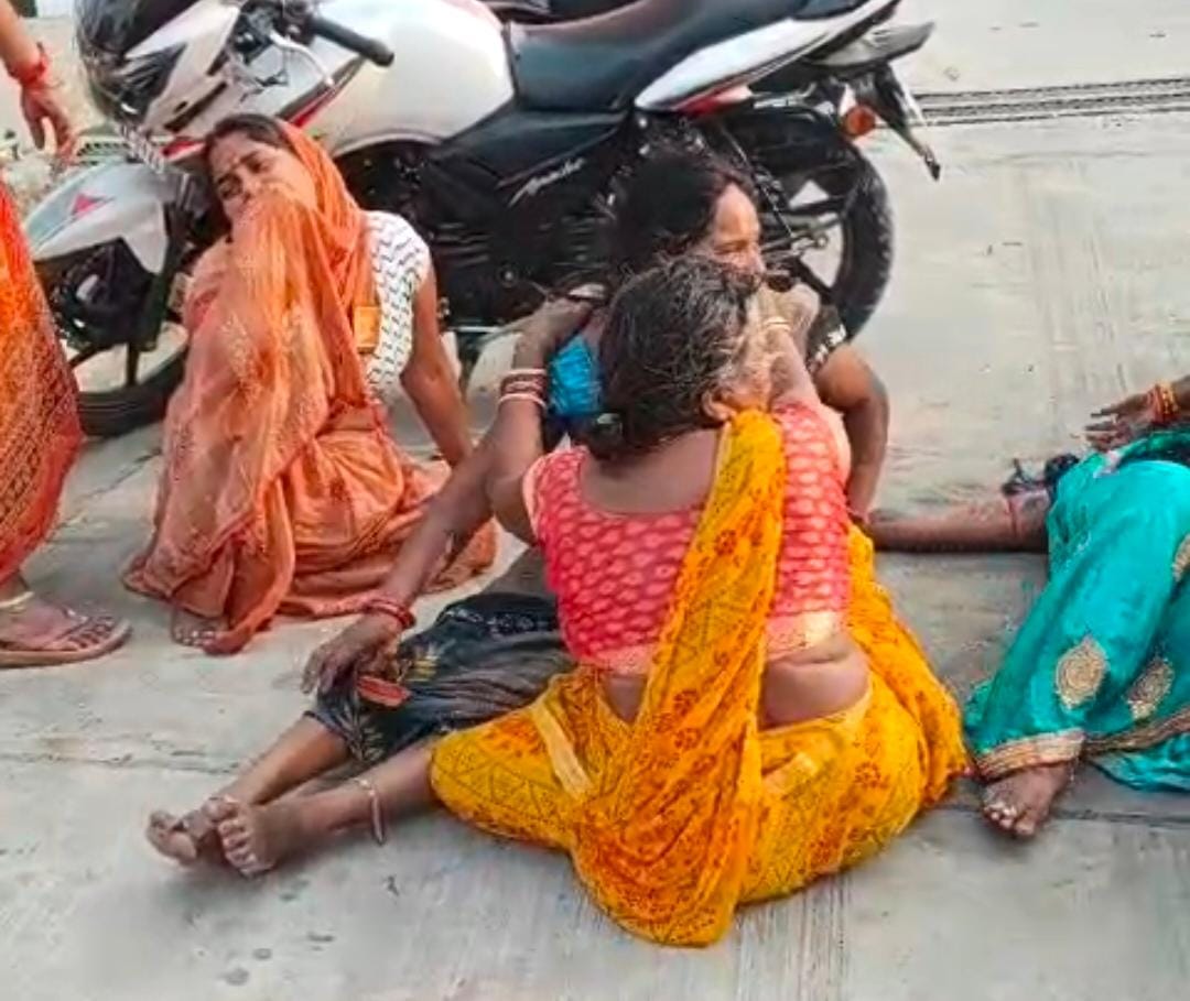 हादसे के बाद सड़क के किनारे पड़ी बाइक,मौके पर जुटे लोग,स्रोत सोशल मीडिया हादसे के बाद सड़क के किनारे पड़ी बाइक,मौके पर जुटे लोग,स्रोत सोशल मीडिया