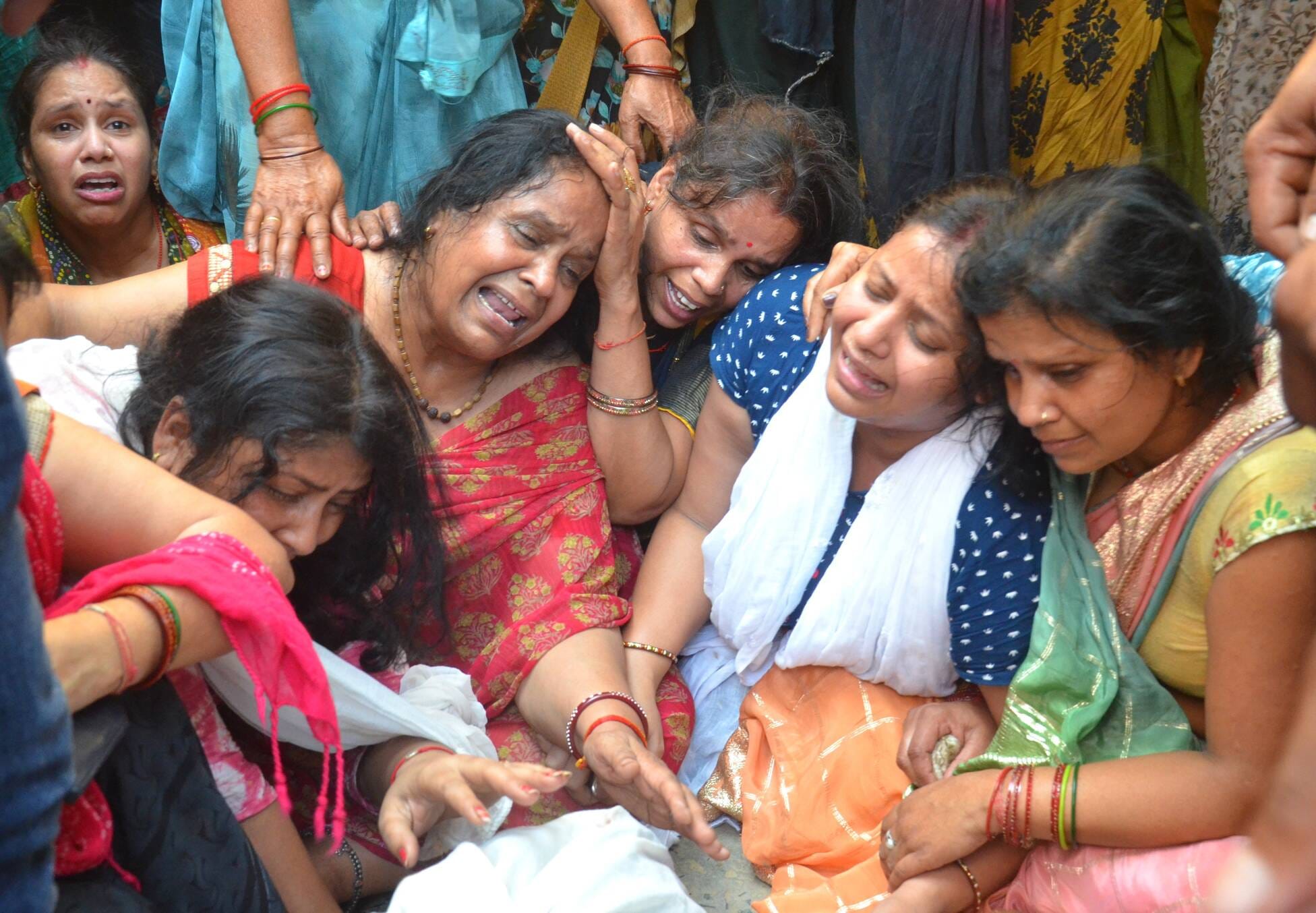 हादसे में मृतक विकास व रोते-बिलखते परिजन। संवाद