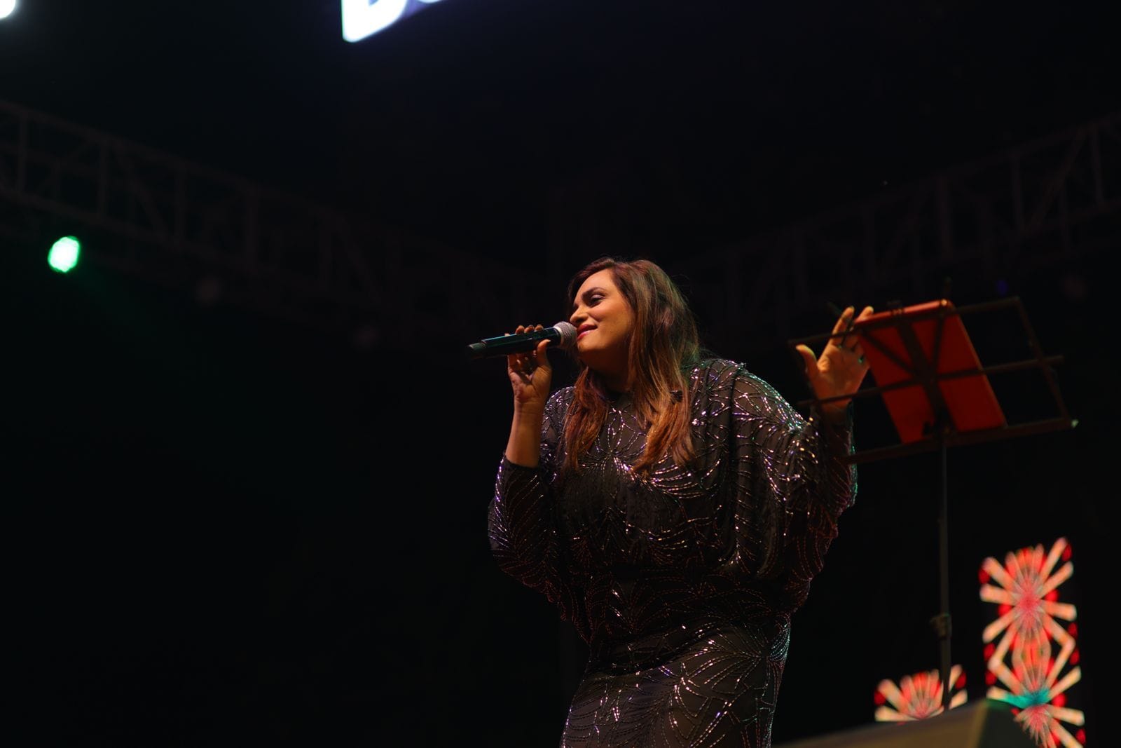 जिला प्रदर्शनी में  बॉलीवुड म्यूजिकल नाइट में प्रस्तुति देते गायक फरहान सबरी। संवाद