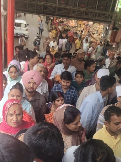 ज्वालामुखी मंदिर में रविवार को उमड़ी भीड़। संवाद