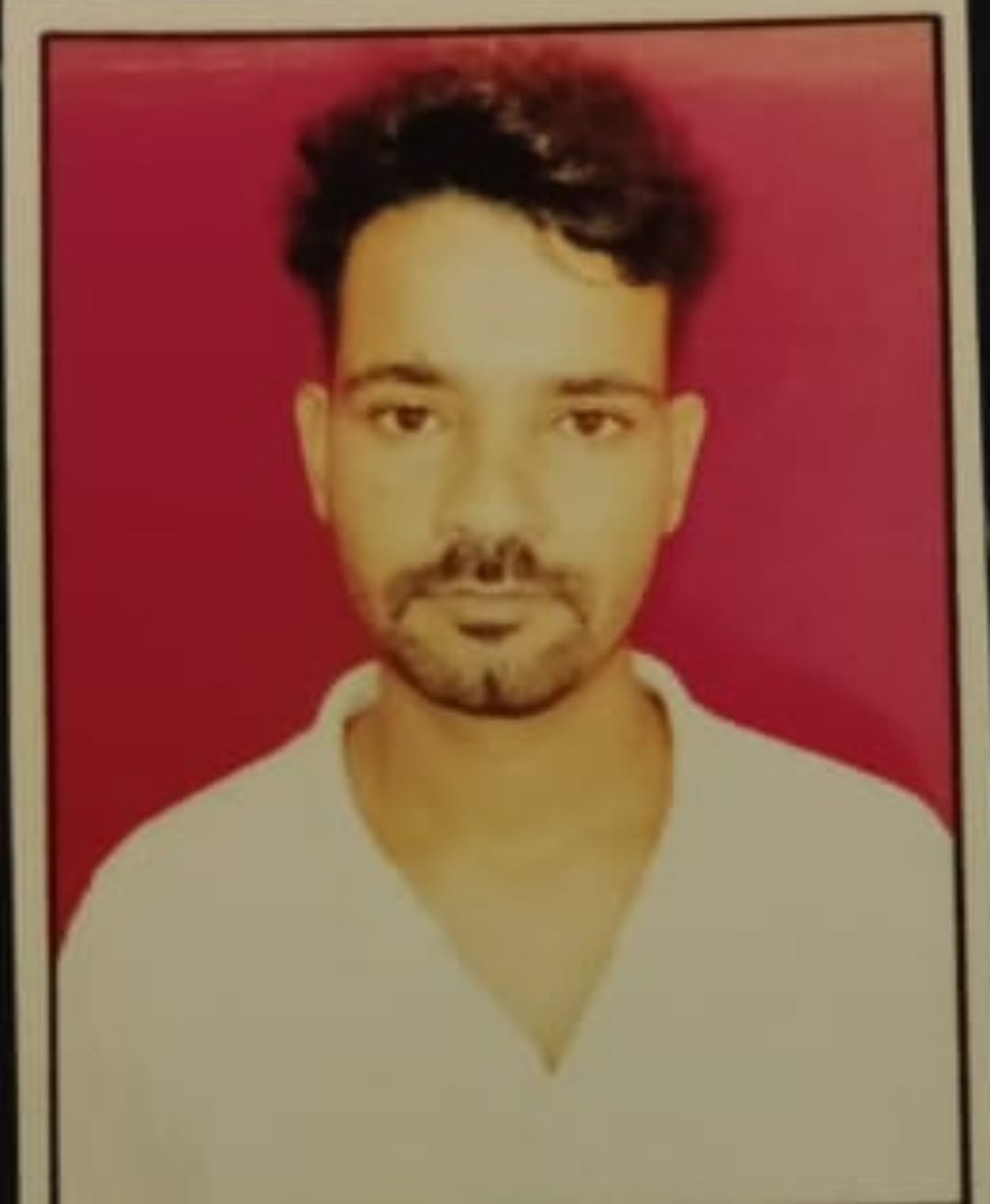 कच्ची गली और सड़क पर गंदा पानी खड़ा