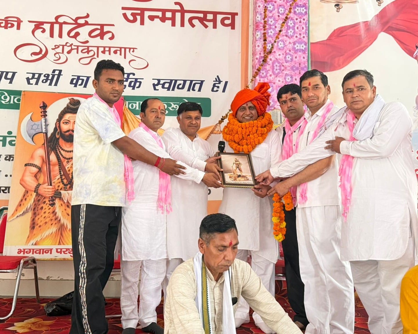 कुरुक्षेत्र। छोटा बाजार में लड्डू बांटते बीपीएसओ के सदस्य। संगठन कुरुक्षेत्र। छोटा बाजार में लड्डू बांटते बीपीएसओ के सदस्य। संगठन