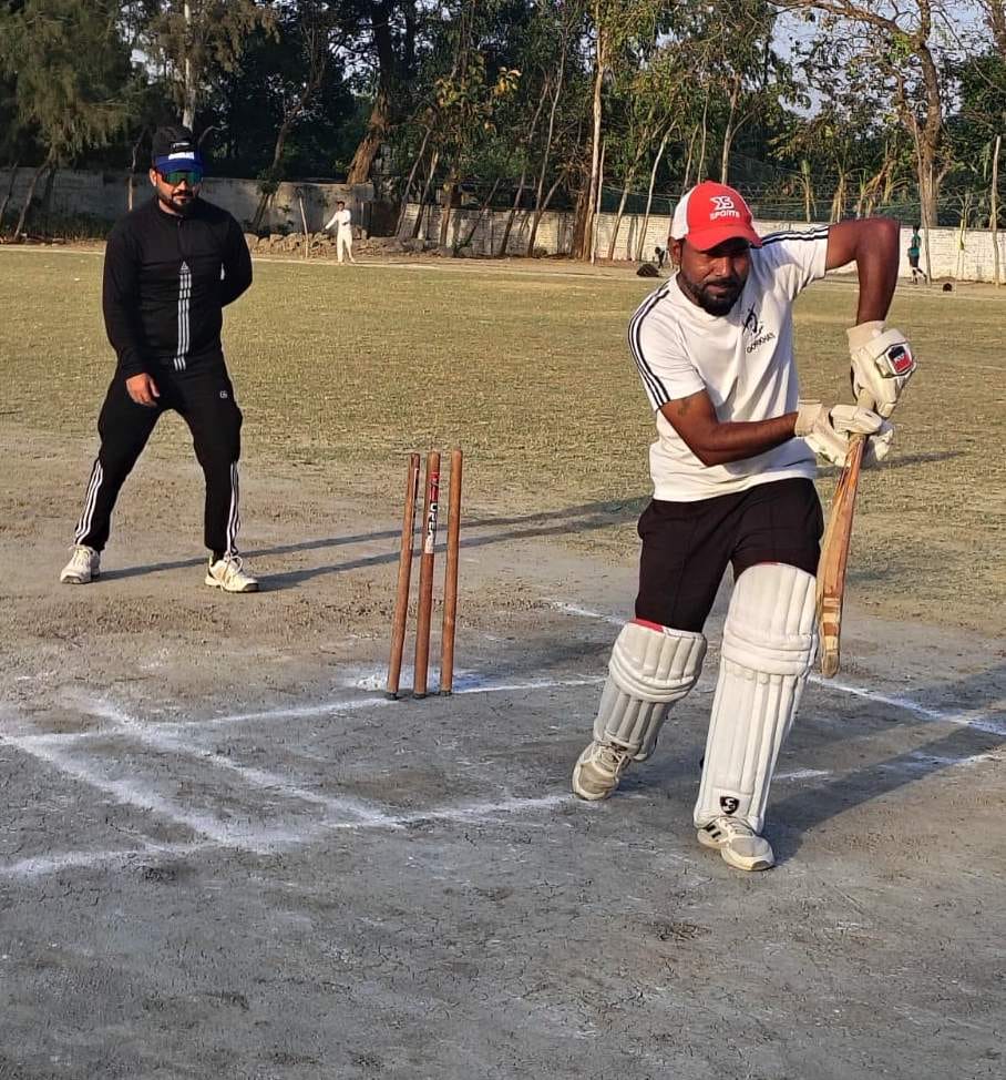 कुर्रिया कलां में आयोजित जय महाकाल टूर्नामेंट के दौरान शॉट लगाता खिलाड़ी। संवाद कुर्रिया कलां में आयोजित जय महाकाल टूर्नामेंट के दौरान शॉट लगाता खिलाड़ी। संवाद