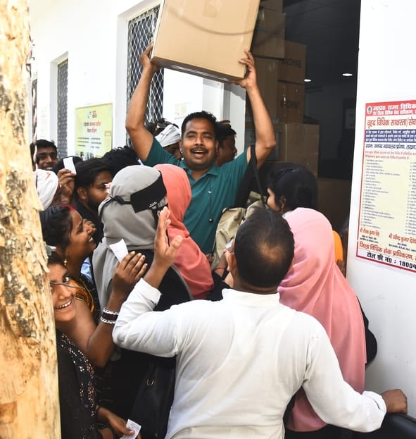 किट लेने के लिए पहुंचे लोग।