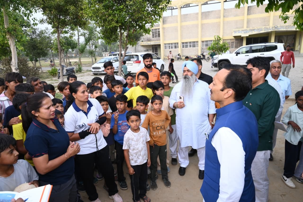 कैथल खेल स्टेडियम का दौरा करते सांसद नवीन जिंदल। कैथल खेल स्टेडियम का दौरा करते सांसद नवीन जिंदल।