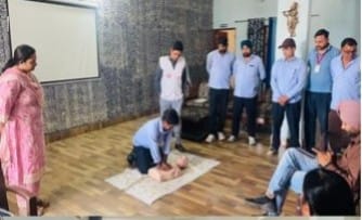 लाडवा। प्राथमिक सहायता एवं सीपीआर प्रशिक्षण में हिस्सा लेते चालक-परिचालक। संस्थान