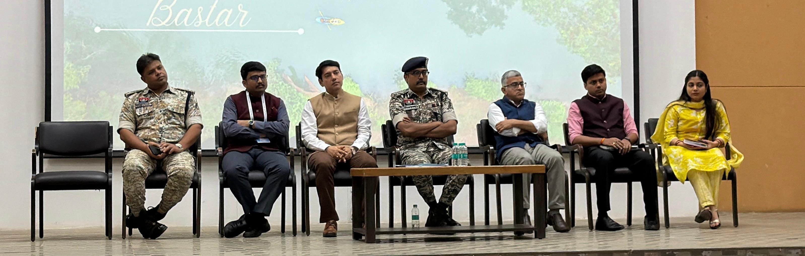 जानकारी देते बस्तर रेंज आईजी