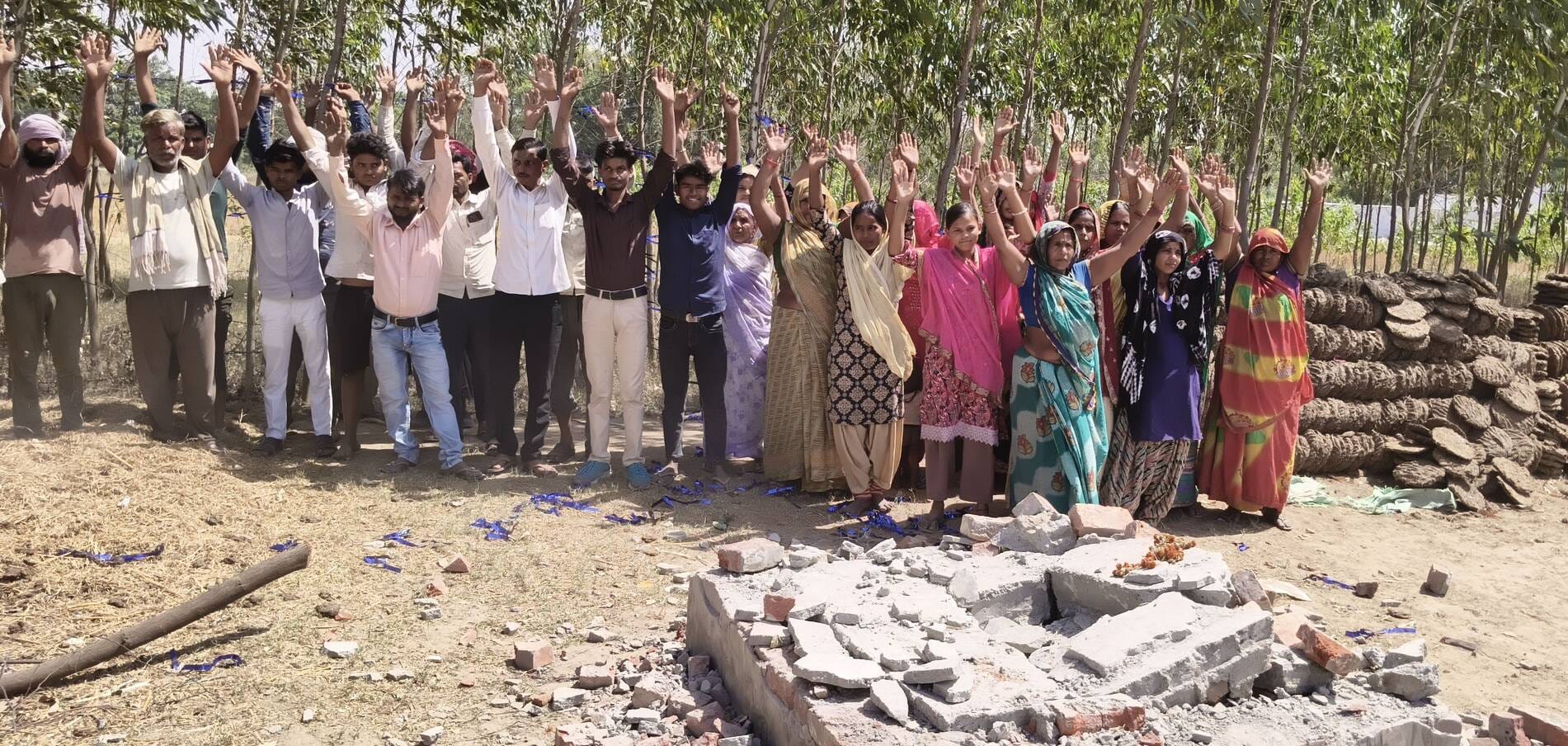 मदनापुर ब्लाॅक के गांव राजपुर नगला में इसी स्थान पर लगी थी प्रतिमा। संवाद मदनापुर ब्लाॅक के गांव राजपुर नगला में इसी स्थान पर लगी थी प्रतिमा। संवाद