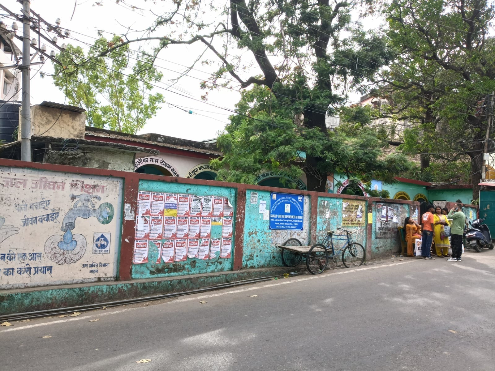 नाहन के दिल्ली गेट पर स्थित लिटन मैमोरियल पर चस्पां किए गए पोस्टर। संवाद नाहन के दिल्ली गेट पर स्थित लिटन मैमोरियल पर चस्पां किए गए पोस्टर। संवाद