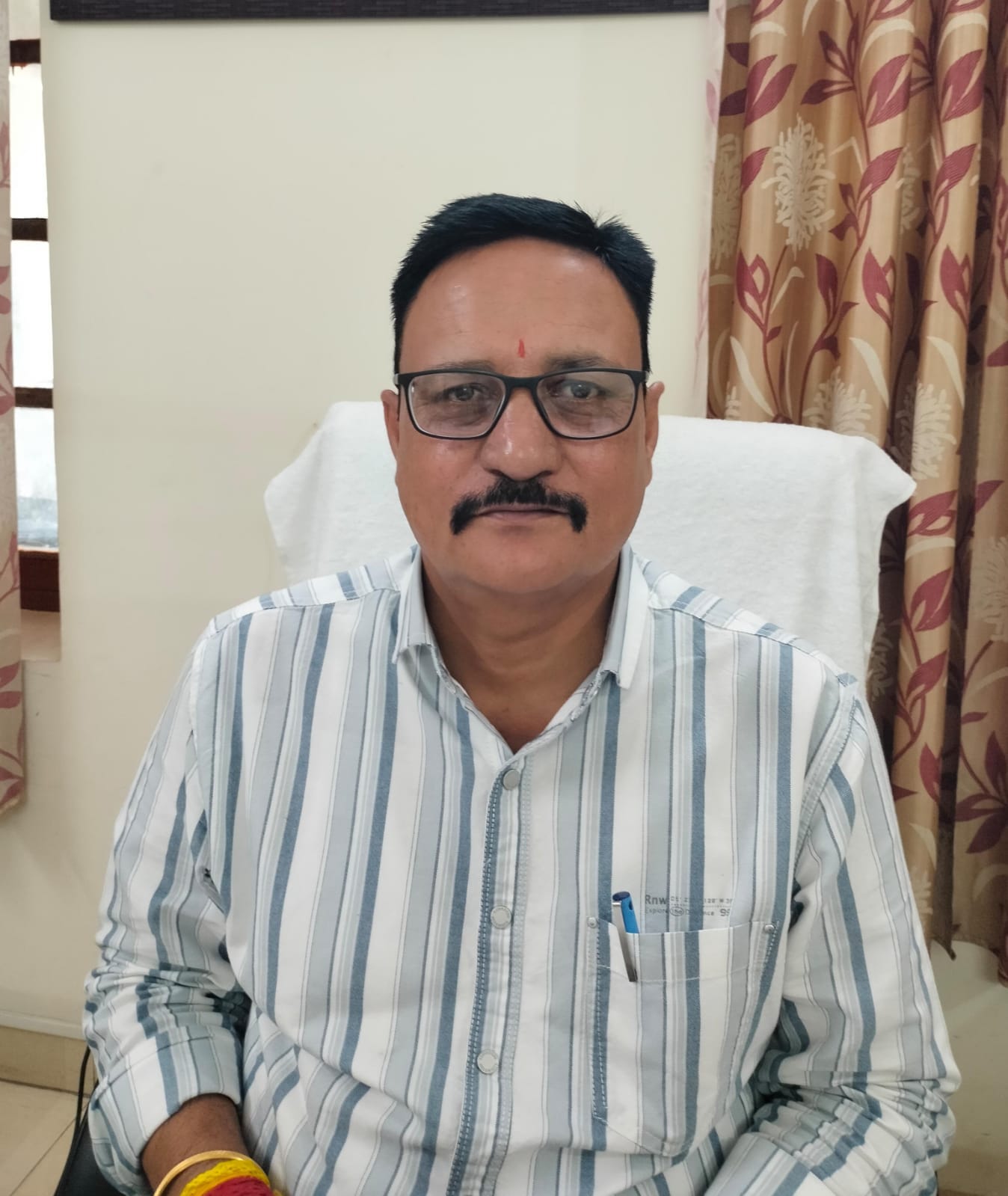 नाहन के दिल्ली गेट पर स्थित लिटन मैमोरियल पर चस्पां किए गए पोस्टर। संवाद नाहन के दिल्ली गेट पर स्थित लिटन मैमोरियल पर चस्पां किए गए पोस्टर। संवाद