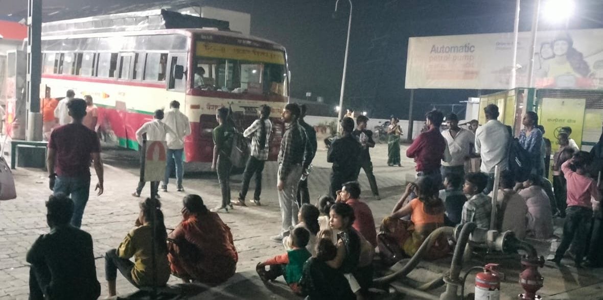 निजी बस के परिचालक का दिया गया टिकट। संवाद निजी बस के परिचालक का दिया गया टिकट। संवाद