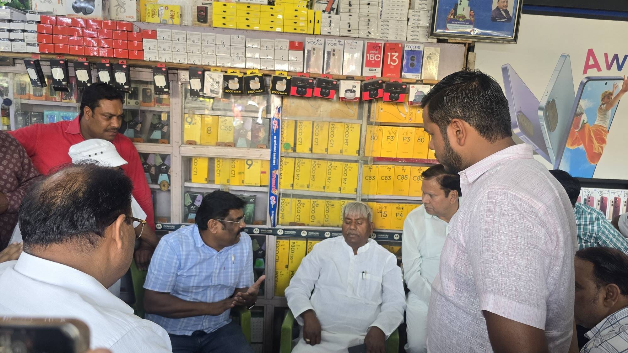 पलिया में विद्युत अधिकारियों से तल्ख लहजे में बात करतीं महिला उपभोक्ता। संवाद