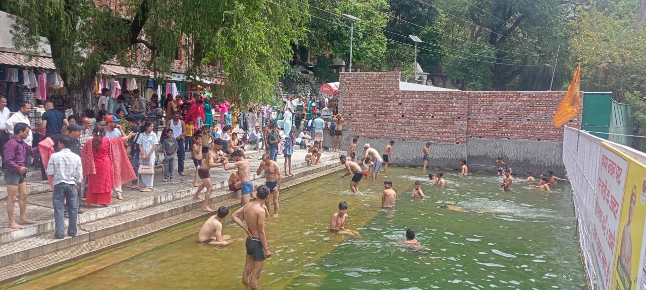 परशुराम जन्मोत्सव के अवसर रेणुकाजी तीर्थ में हवन -यज्ञ करते एसडीएम व अन्य। संवाद