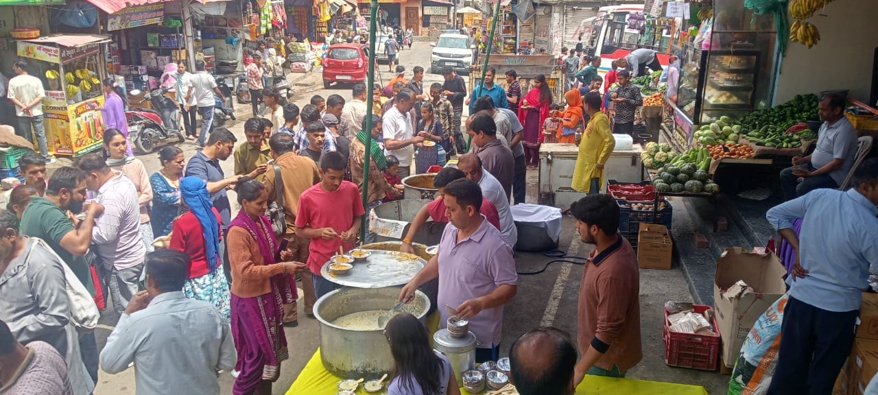 परशुराम जन्मोत्सव के अवसर रेणुकाजी तीर्थ में हवन -यज्ञ करते एसडीएम व अन्य। संवाद