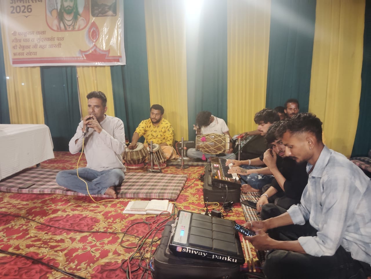 परशुराम जन्मोत्सव के अवसर रेणुकाजी तीर्थ में हवन -यज्ञ करते एसडीएम व अन्य। संवाद