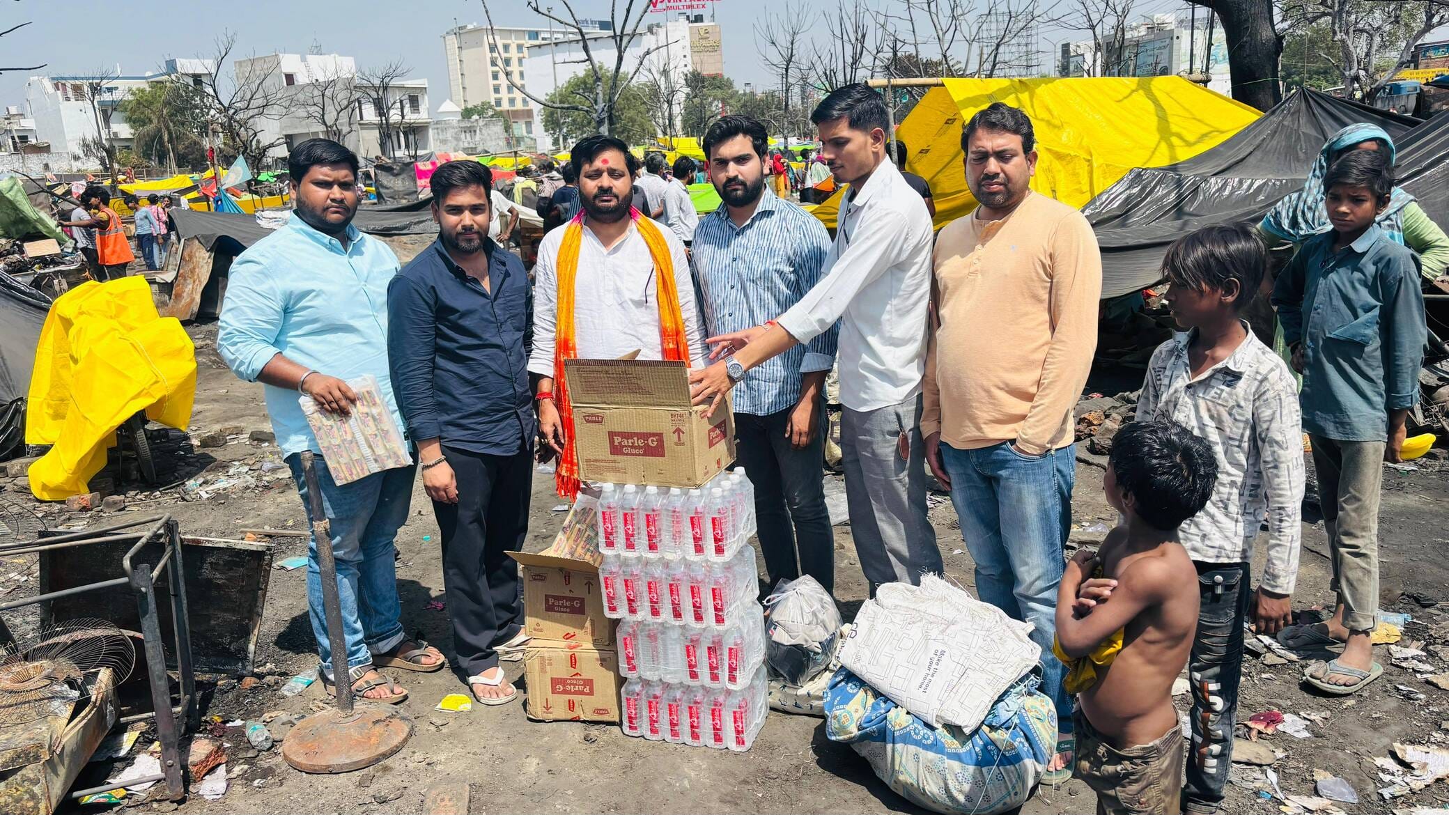 राहत सामग्री बांटते समाजसेवी।