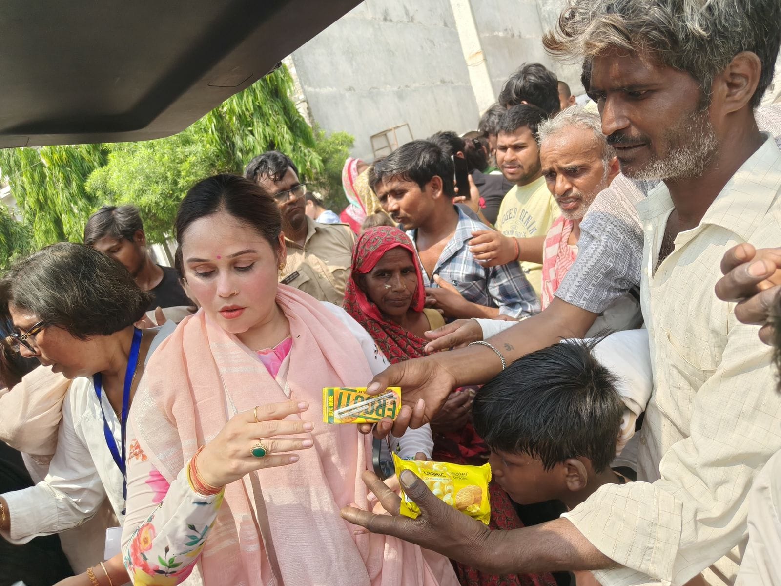राहत सामग्री बांटते समाजसेवी।