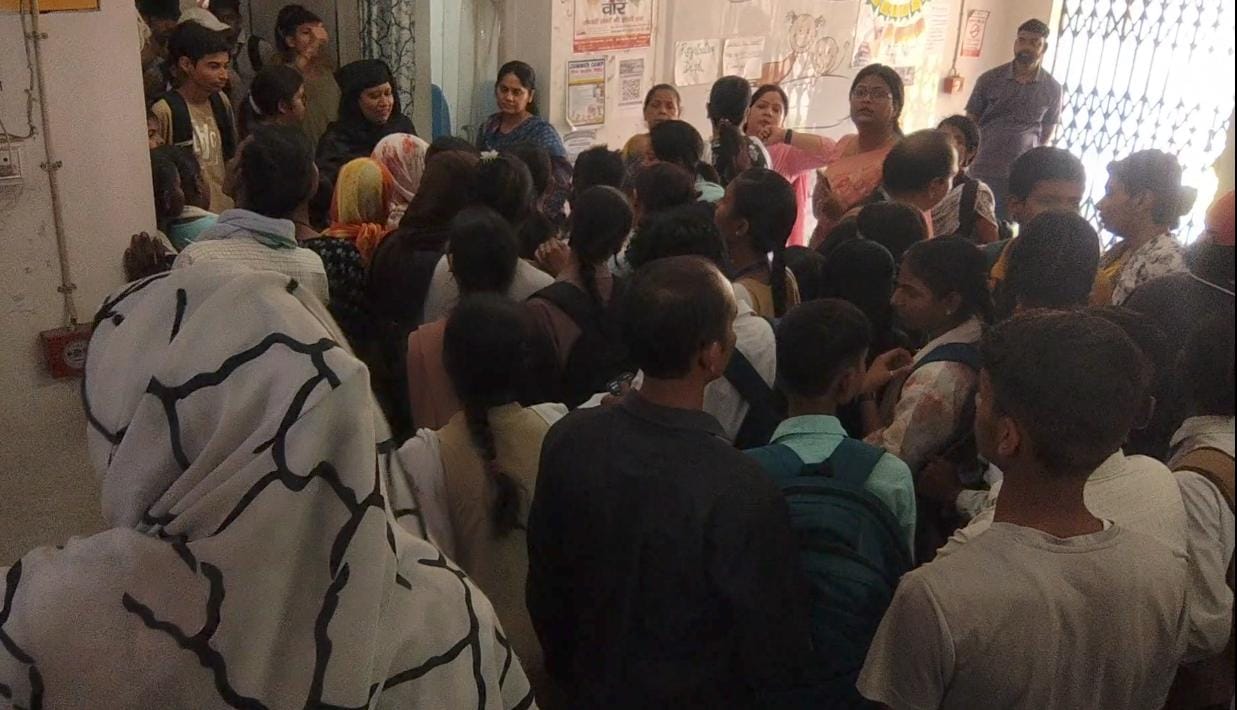 राजकीय बालिका इंटर कॉलेज में किताबें खरीदने के लिए लगी छात्रों व अभिभावकों की भीड़। -संवाद