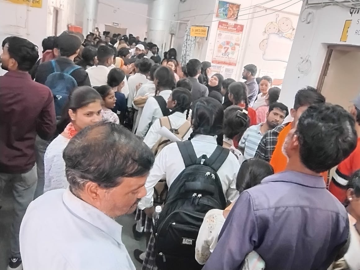 राजकीय बालिका इंटर कॉलेज में किताबें खरीदने के लिए लगी छात्रों व अभिभावकों की भीड़। -संवाद