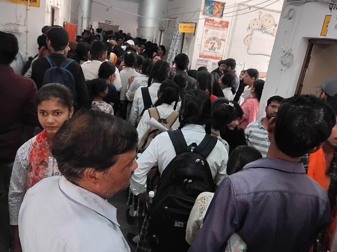 राजकीय बालिका इंटर कॉलेज में किताबें खरीदने के लिए लगी छात्रों व अभिभावकों की भीड़। -संवाद