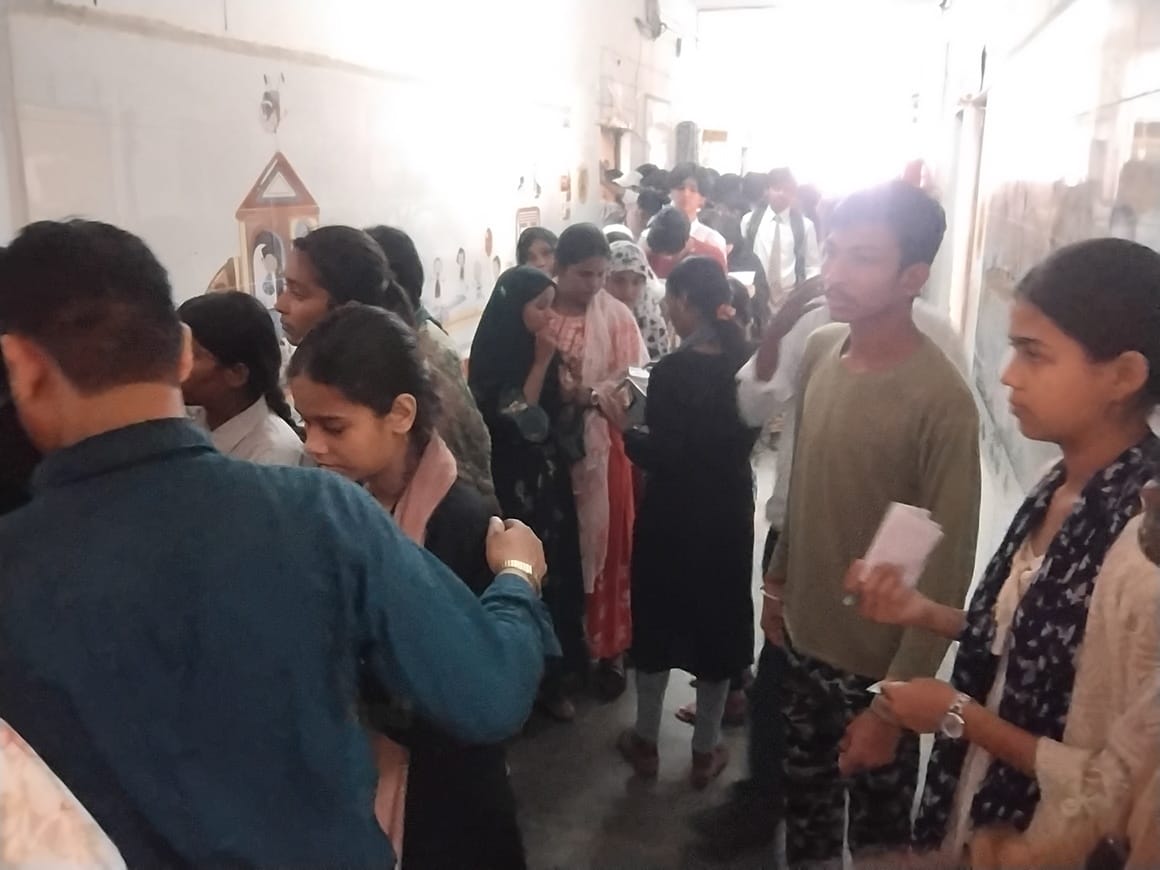 राजकीय बालिका इंटर कॉलेज में किताबें खरीदने के लिए लगी छात्रों व अभिभावकों की भीड़। -संवाद