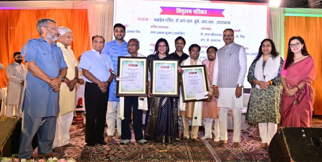 सम्मान समारोह में मौजूद उप मुख्यमंत्री ब्रजेश पाठक और सम्मानित रचनाकार। -संवाद सम्मान समारोह में मौजूद उप मुख्यमंत्री ब्रजेश पाठक और सम्मानित रचनाकार। -संवाद